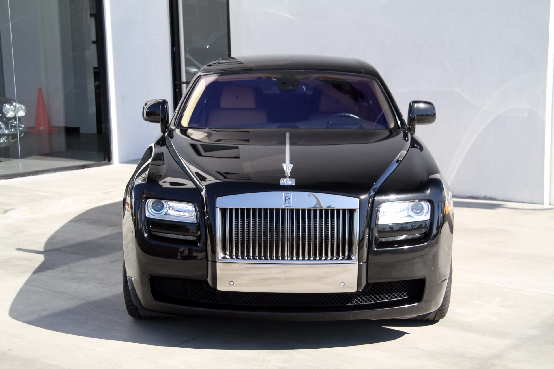 Cận cảnh xe siêu sang RollsRoyce Ghost 2010 rớt giá chỉ 115 tỷ